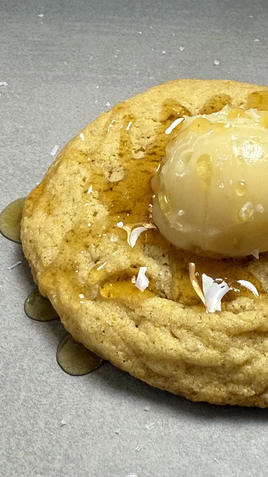 Sesame cookie finished with honey